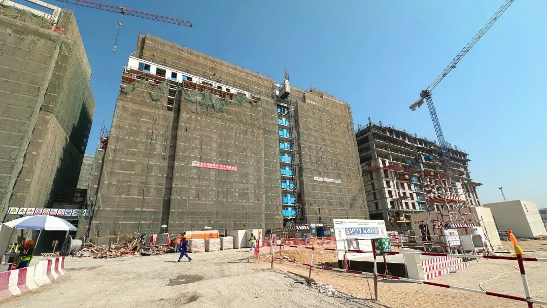 50℃高溫的沙漠地帶，蔚建抹灰機器人在阿聯(lián)酋“抹”出完美墻面