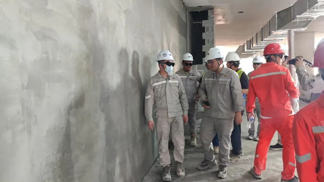 50℃高溫的沙漠地帶，蔚建抹灰機(jī)器人在阿聯(lián)酋“抹”出完美墻面(圖4)