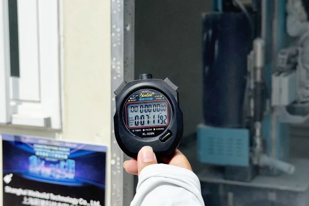 蔚建噴涂機(jī)器人亮相首屆粵港澳建筑機(jī)器人大賽(圖3)