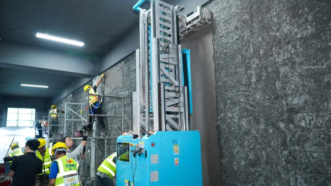 抹灰機(jī)器人vs傳統(tǒng)人工：江西建工“蔚建機(jī)器人&匠心手藝人技能大賽”在南京舉行(圖4)