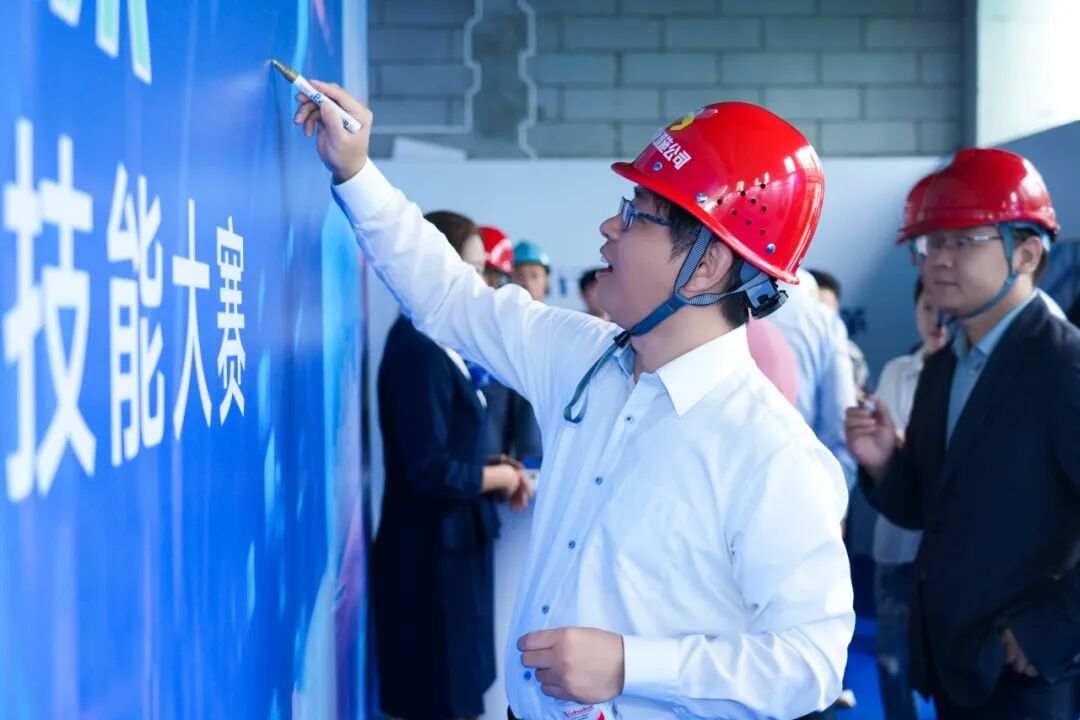 抹灰機(jī)器人vs傳統(tǒng)人工：江西建工“蔚建機(jī)器人&匠心手藝人技能大賽”在南京舉行(圖2)