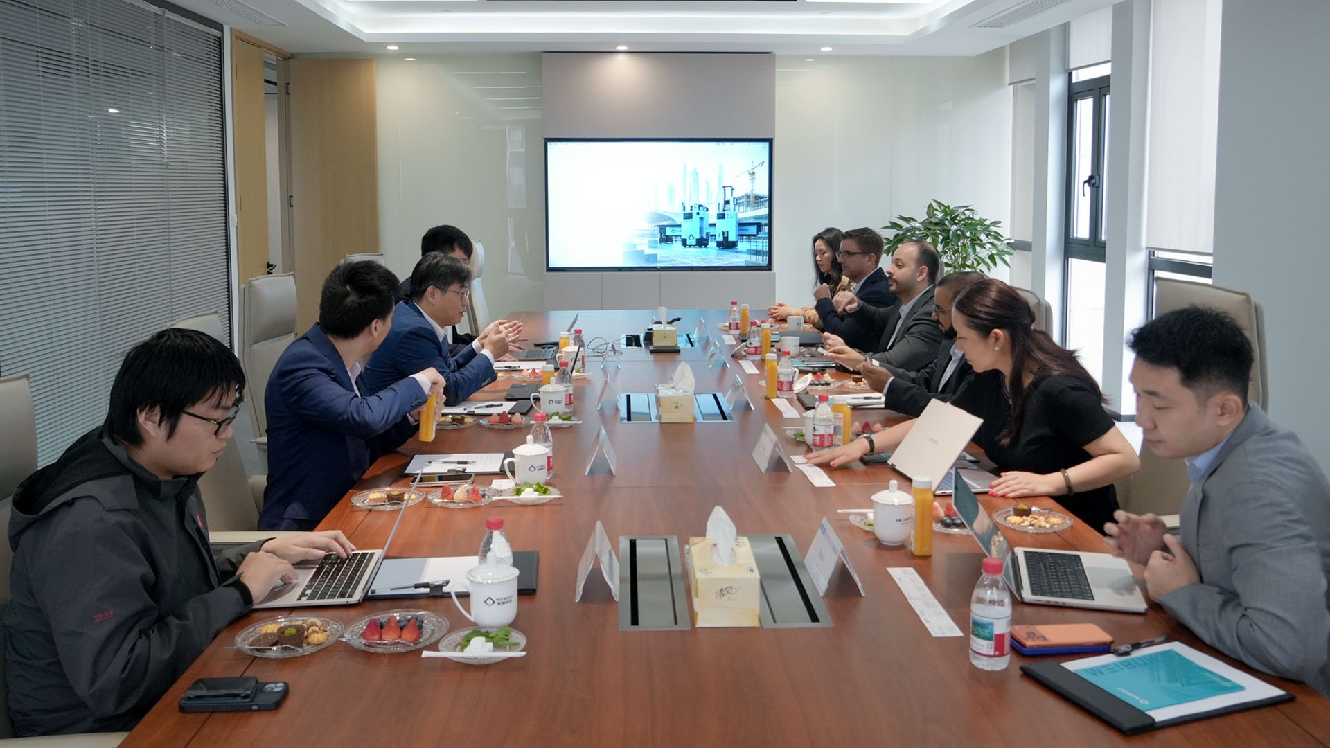 "Welcome to the Modon Holding UAE delegation visiting Shanghai Weijian Technology, jointly exploring new opportunities for regional cooperation in construction robotics!"(圖5) "Welcome to the Modon Holding UAE delegation visiting Shanghai Weijian Technology, jointly exploring new opportunities for regional cooperation in construction robotics!"(圖5)